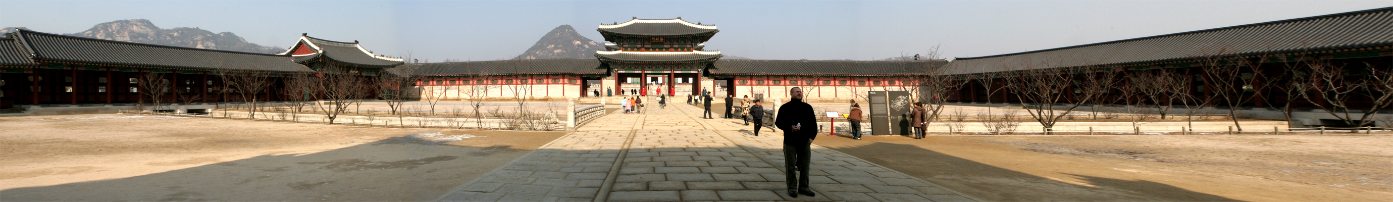 Panoramic of the Palace courtyard after the first gate