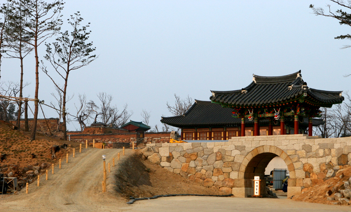The gate at the Temple at Yang Yang