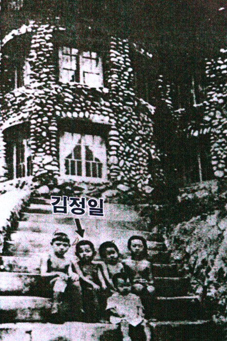 Kim Jong Ill on the steps