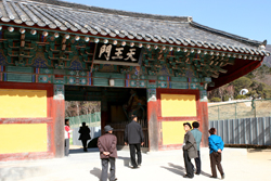 pulgooksa gate in kyongju