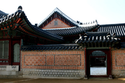 Looking west in a Kyongbokgoong Palace hallway