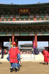 Kyongbokgoong main gate with guards