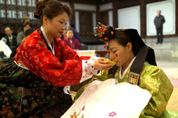 Ilsu receiving the wedding toast with Okiee